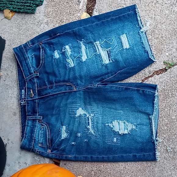 No bo no boundaries cutoff shorts - Picture 2 of 6